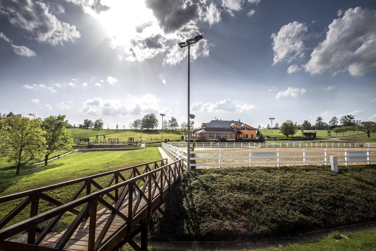 Hotel Horse Riding - Jezdecky Areal Trsice Екстер'єр фото